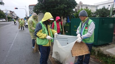 山林健兒寒風掃街作環保