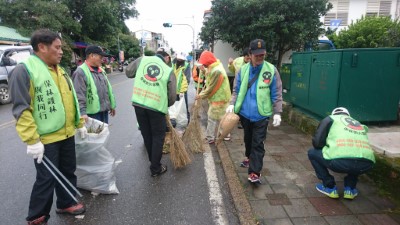 山林健兒寒風掃街作環保