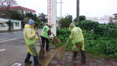 山林健兒寒風掃街作環保