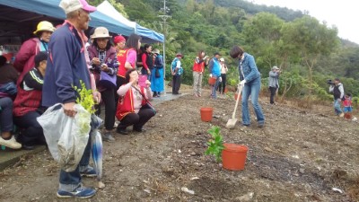 延伸島嶼生命綠~大武工作站與嘉蘭社區攜手植樹贈苗