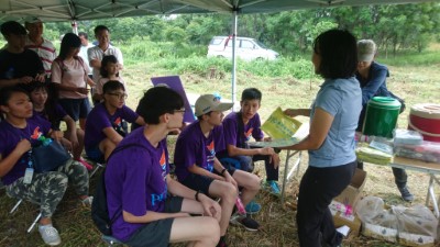 捍衛本土-移除外來種：青年志工在臺東保安林移除小花蔓澤蘭