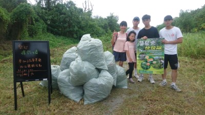 捍衛本土-移除外來種：青年志工在臺東保安林移除小花蔓澤蘭