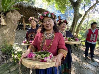 部落婦女準備花環頭飾及麻繩，作為部落與林管處結盟合作的象徵。