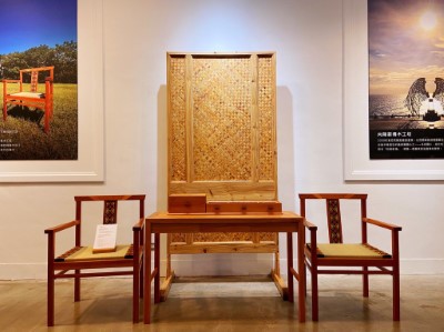 本次家具展的家具以明式家具為設計(屏科大黃俊傑教授設計)，透過木工精細技巧，展現國產材的特性與美感。照片為玄關組。