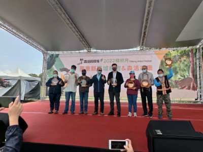 吳昌祐處長頒獎給社區林業執行績優社區夥伴們