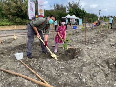 臺東縣記者協會陳君毅理事長也帶著女兒一起來植樹減碳愛護地球
