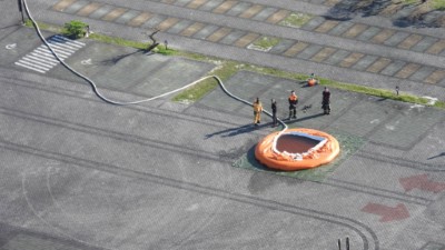 本處國家森林救火隊於朝日溫泉架設水囊，提供直升機空中灑水用水。