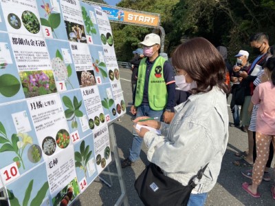 領苗的民眾認識領取的臺灣原生種苗木。