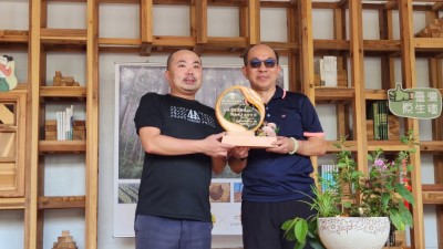本處致贈感謝獎牌給協助杉林語堂構建的社團法人台灣義築協會執行長簡志明博士。