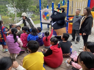 黑熊玩偶吸引了許多小朋友的目光,到校向國小師生及族人宣導黑熊友善生態給付計畫及改良式獵具換發。黑熊保育從小紮根-1