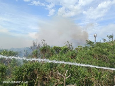 3月28日下午綠島消防隊現場以水柱直接滅火(綠島消防對提供)