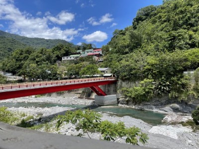 知本國家森林遊樂區自23日下午1時預警性休園，將依天候狀況影響及確認安全無虞時公布開放時間(可至 httpsrecreation.forest.gov.tw 查詢 )。