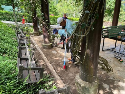 國家森林育樂志工也志願投入協助園區清理，希望能儘快恢復原貌