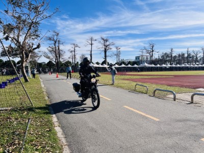 考生進行打檔機車測驗照片