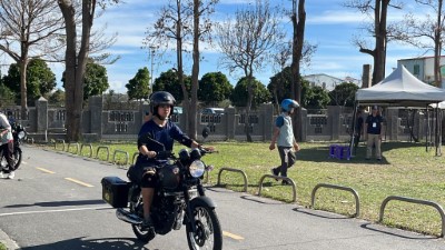 在第一日術科騎乘檔車測驗上，所有的考生均順利通過。