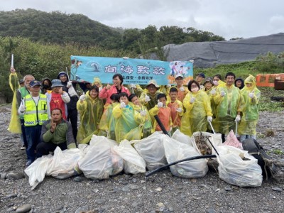 下午尚武國小師生、尚武社區巡守隊、大武美學山林巡守隊及熱心民眾一同到第2538號保安林及大武漁港周邊淨灘，清理出近300公斤的廢棄物。