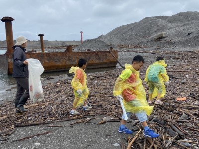 下午尚武國小師生、尚武社區巡守隊、大武美學山林巡守隊及熱心民眾一同到第2538號保安林及大武漁港周邊淨灘。