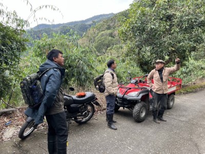 向農場業者說明人熊遭遇之因應及防範措施