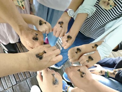 小小志工們解說前相互加油打氣