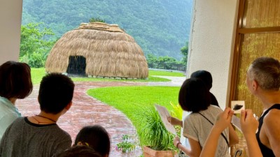 島嶼構竹-石頭的孩子，小小志工向民眾進行現場解說