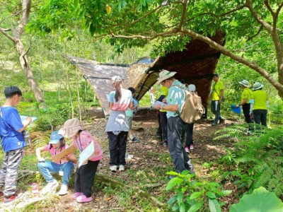 島嶼構竹-竹蝶，小小志工們互相討論解說內容