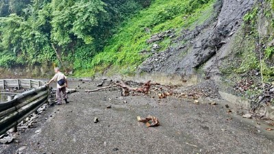 南橫公路上邊坡落石不斷