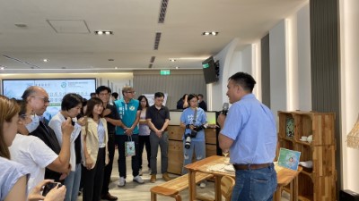 可能創藝總經理孫瑞隆進行現場導覽