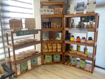 未來在示範基地將提供建材、家具、工藝品等多元國產材板材及產品，以提升在地供應能量，同時扶植微型產業與工藝設計應用。