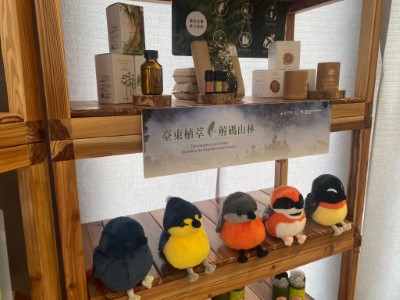 未來在示範基地將提供建材、家具、工藝品等多元國產材板材及產品，以提升在地供應能量，同時扶植微型產業與工藝設計應用。