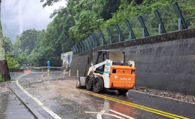 因受薇帕颱風影響，部分土石溢流至停車場聯外道路，園區人員修整理情形(照片)