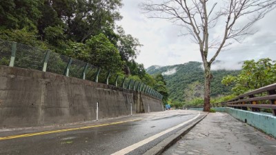 園區人員已將停車場聯外道路溢流土石清理完畢照片