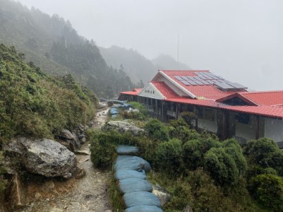 嘉明湖山屋旁持續降雨圖片