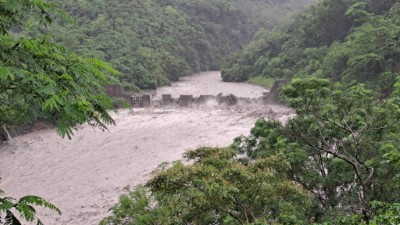 知本溪上方梳子壩溪水上漲情形圖片