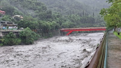 連接知本國家森林遊樂區的樂林橋橋下知本溪溪水位上漲情形圖片