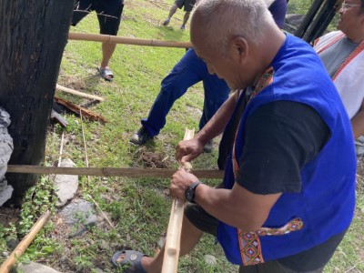 獵人團頒證儀式活動─取火智慧，族人們實作鑽木取火，體驗祖先傳承的生活智慧