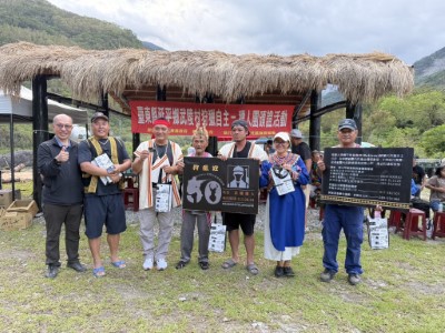 臺東縣延平鄉武陵村舉辦狩獵證頒證活動吳昌祐分署長與授證獵人們合影