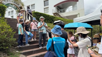 漫遊知森活動-由小小志工進行島嶼構竹裝置藝術導覽