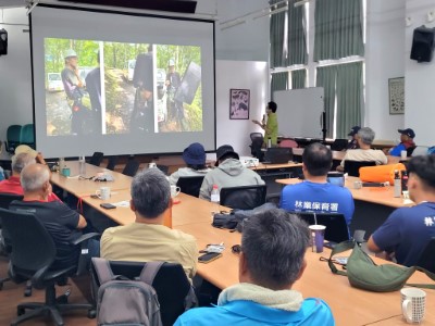 野聲團隊講授人熊衝突防範措施