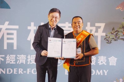 在臺東縣金峰鄉種植林下經濟臺灣金線連的杜義輝先生通過驗證獲頒證書。