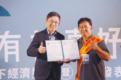 在臺東縣長濱鄉種植林下經濟段木香菇的李重勲先生通過驗證獲頒證書