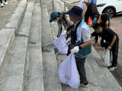 在鯉魚山步道仔細撿拾廢棄物。每一個彎腰的動作，都是對臺東家園的深情守護