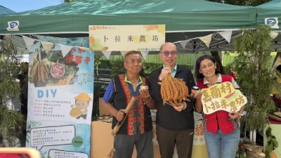 嘉蘭村卜拉米農坊職人於展攤介紹小米辣醬子製作流程，呈現排灣族飲食文化的風味與故事。