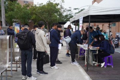 今（29）日林業保育署臺東分署於臺東市東海國中辦理 115 年森林護管員甄試術科測驗，考生一早於現場進行報到及機車檢錄。