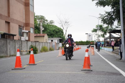 術科測驗-騎乘循環檔車。