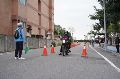 術科測驗-騎乘循環檔車。