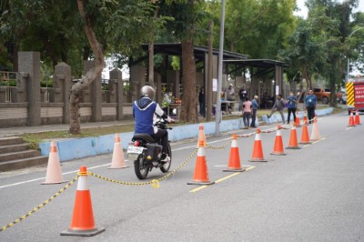 術科測驗-騎乘循環檔車。