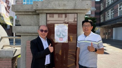 在主辦甄試的人事室蘇俊銘主任陪同下，由臺東分署吳昌祐分署長親自在分署門口張貼錄取公告。