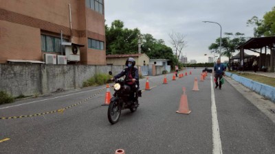 第一階段術科騎乘檔車測驗。