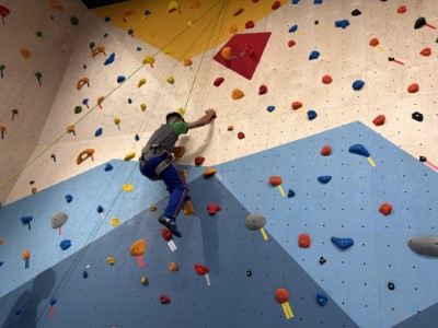 學生實際體驗融岩基地攀岩場