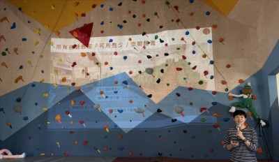 陳宣如建築師介紹「融岩基地」攀岩場的設計理念，以《樹上的魚》繪本故事為核心靈感，將森林意象轉化為可觸摸、可探索的攀岩場域。現地依地形配置「海洋多元攀爬區」、「海岸探索區」與「森林抱石區」。